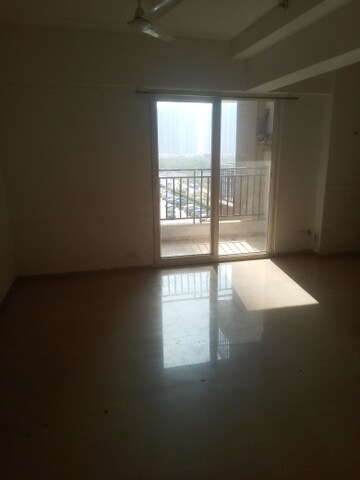 Room in 3 BHK Apartment at Nirala Estate, Tech Zone 4 Greater Noida – for Rent
