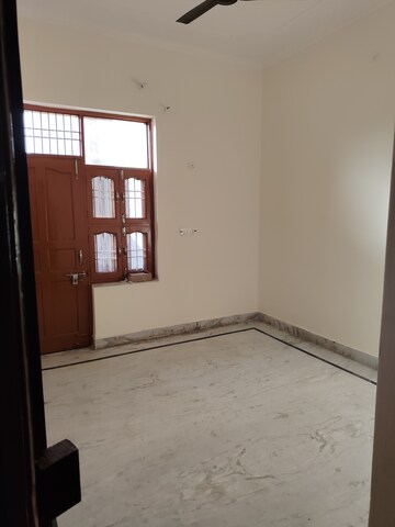 Room in 3 BHK Builder Floor at Sector 02 – for Rent