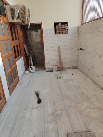 Room in 3 BHK Builder Floor at Sector 02 – for Rent