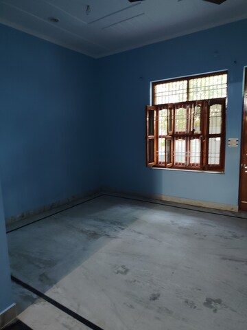 Room in 3 BHK Builder Floor at Sector 02 – for Rent