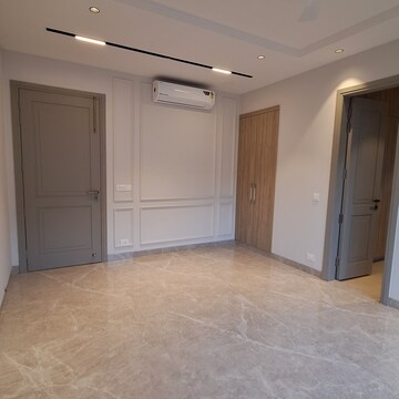 Room in 4 BHK Apartment at Emaar Emerald Floors Premier, Sector 65 – for Rent