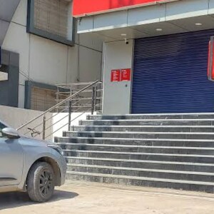  Showroom For Sale in Malad West