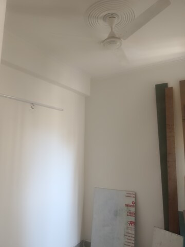 Room in 2.5 BHK Apartment at Amrapali Centurian Park, Tech Zone 4 Greater Noida – for Rent