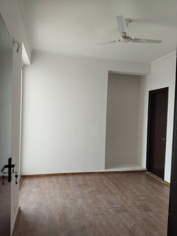 Room in 2.5 BHK Apartment at Amrapali Riverview, Amrapali Leisure Valley – for Rent