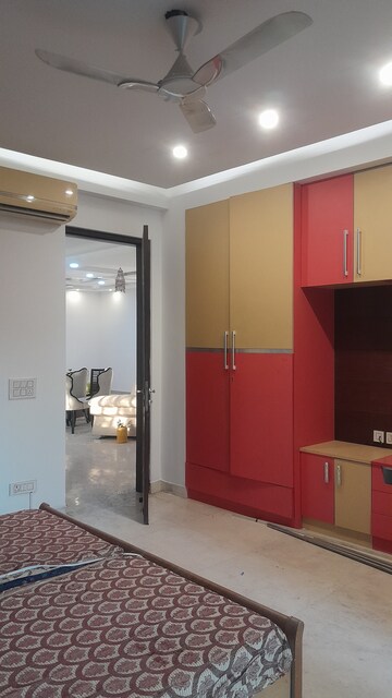 Furnished Amenities in 6 BHK Villa at Unitech South City II, Sector 50 – for Rent