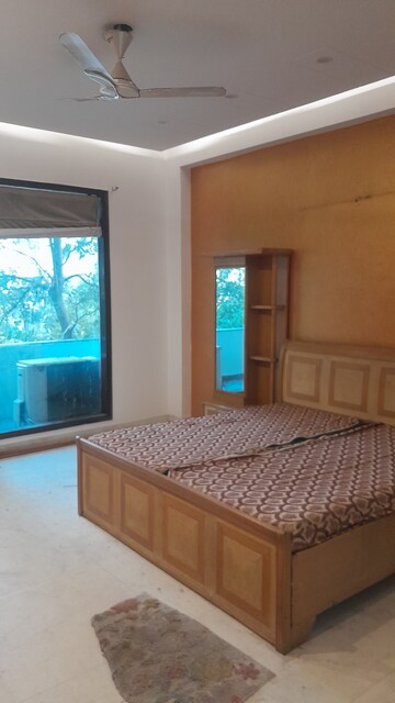 Furnished Amenities in 6 BHK Villa at Unitech South City II, Sector 50 – for Rent