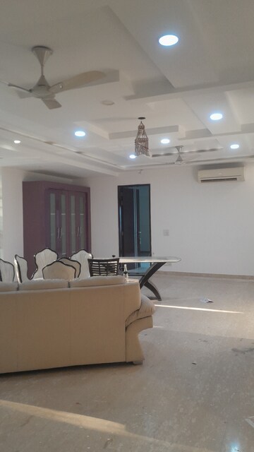 Furnished Amenities in 6 BHK Villa at Unitech South City II, Sector 50 – for Rent