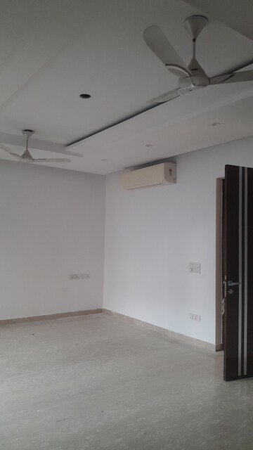 Furnished Amenities in 6 BHK Villa at Unitech South City II, Sector 50 – for Rent