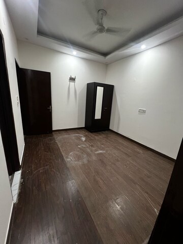 Room in 2 BHK Builder Floor at Sector 26 – for Rent