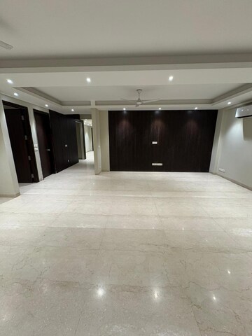 Parking in 4 BHK Builder Floor at DLF Atria, Dlf Phase ii – for Rent
