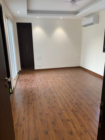 Room in 4 BHK Builder Floor at DLF Atria, Dlf Phase ii – for Rent