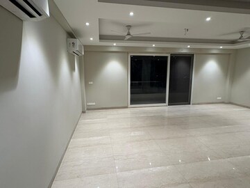 Room in 4 BHK Builder Floor at DLF Atria, Dlf Phase ii – for Rent