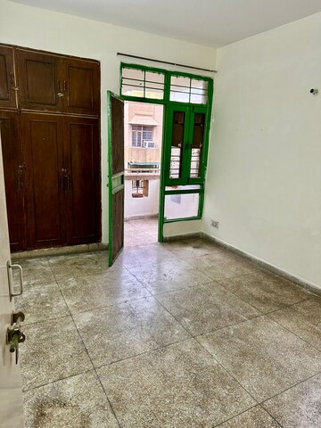 Room in 4 BHK Apartment at Sector 45 – for Sale