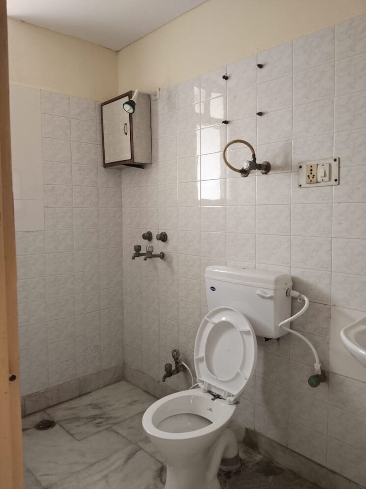 Bathroom, sunrise-apartments-faridabad 3 Bedroom 1650 Sq.Ft. Apartment In Sector 45 Faridabad 8402559