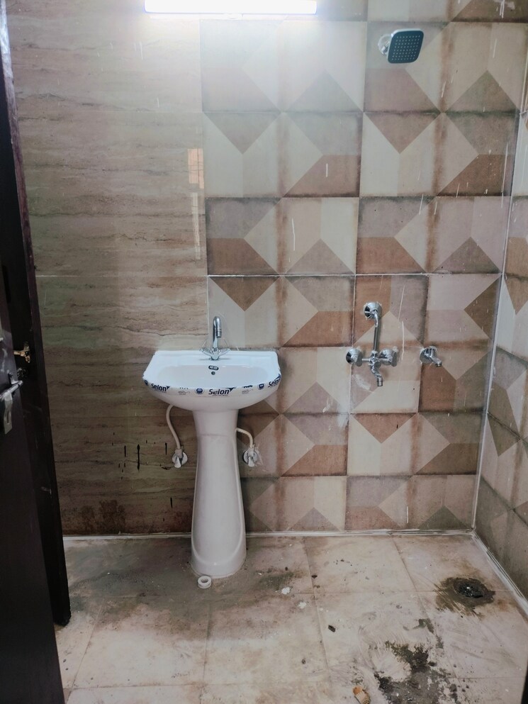 Bathroom, sector 87 3 Bedroom 995 Sq.Ft. Builder Floor In Sector 87 Faridabad 8402592
