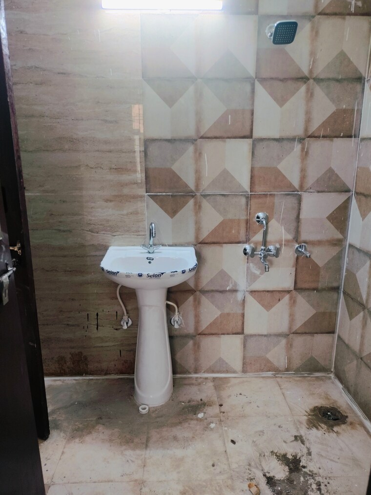 Bathroom, sector 87 3 Bedroom 995 Sq.Ft. Builder Floor In Sector 87 Faridabad 8402592