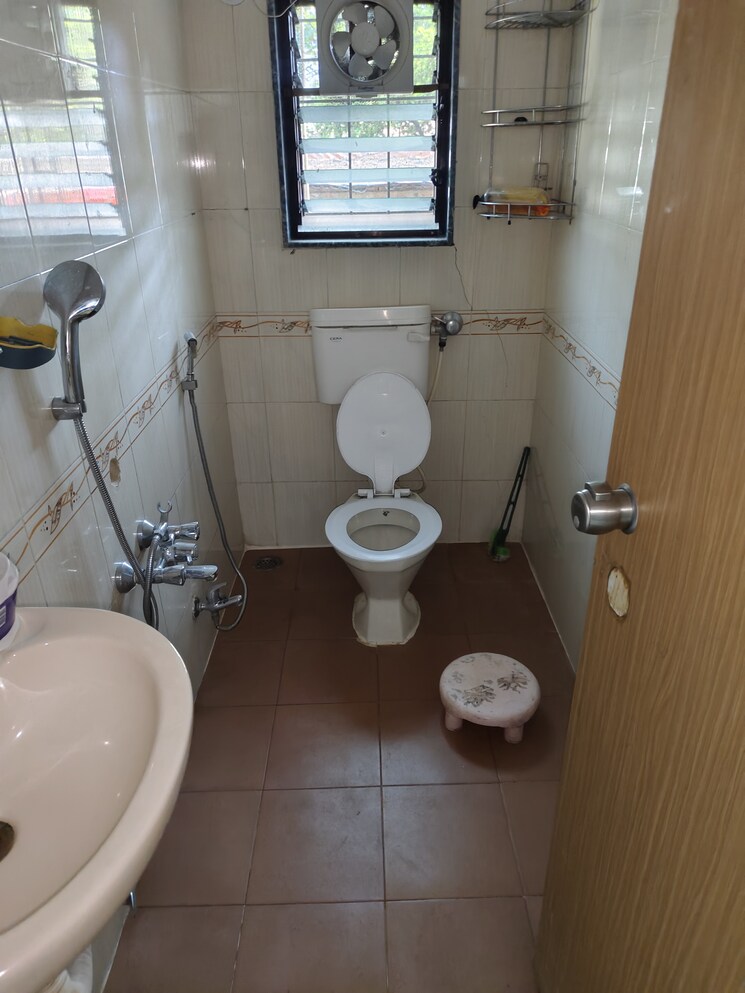 Bathroom, golden-nest-kalyani-nagar 3 Bedroom 1450 Sq.Ft. Apartment In Kalyani Nagar Pune 8402587