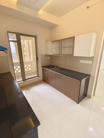 Room in 2 BHK Apartment at Hiranandani Fortune City, New Panvel – for Rent