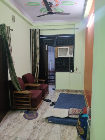 Living Room in 1.5 BHK Builder Floor at Mayur Vihar – for Rent