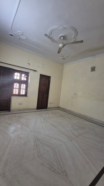 Room in 2 BHK Builder Floor at Sainik Colony – for Rent