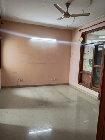 Room in 4 BHK Apartment at Golf Enclave Society, Sector 21c – for Sale