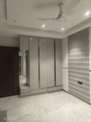 Room in 3 BHK Builder Floor at Sector 51 – for Sale