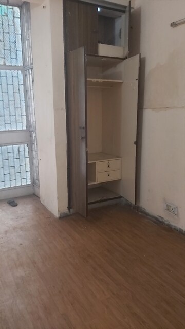 Room in 3.5 BHK Apartment at Mayur Vihar – for Sale