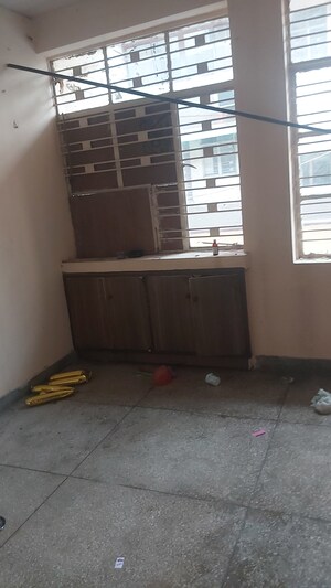 Room in 3.5 BHK Apartment at Mayur Vihar – for Sale