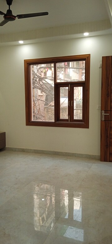 Room in 3 BHK Apartment at Igi Airport Area – for Sale