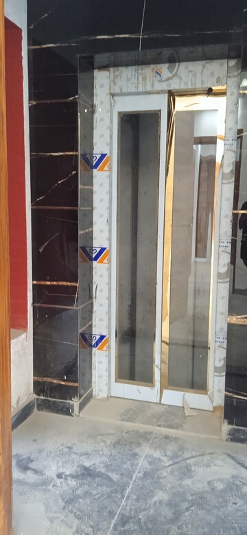 Lift in 3 BHK Apartment at Igi Airport Area – for Sale