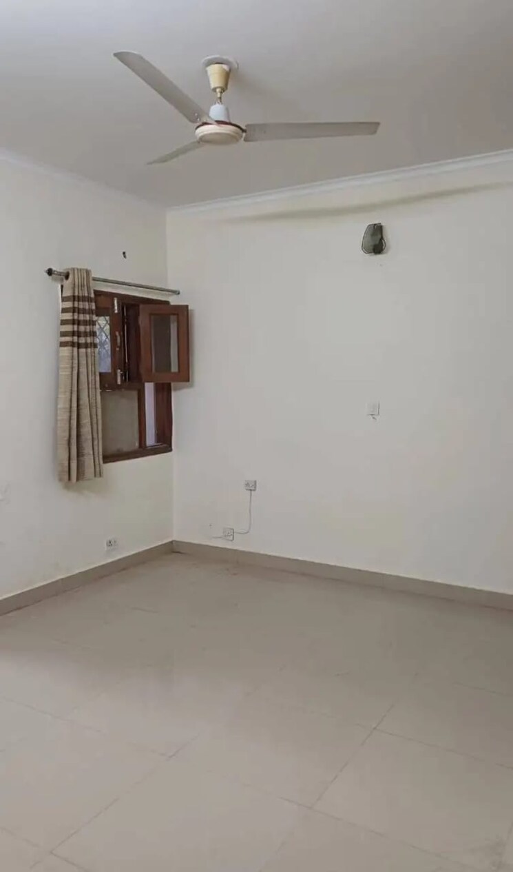 Room, rohini sector 8 2 Bedroom 90 Sq.Mt. Builder Floor In Rohini Sector 8 Delhi 8402957