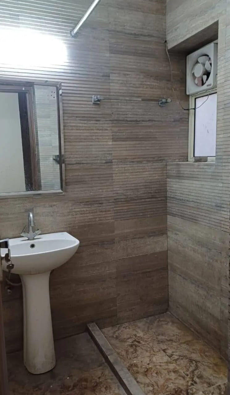 Bathroom, rohini sector 8 2 Bedroom 90 Sq.Mt. Builder Floor In Rohini Sector 8 Delhi 8402957