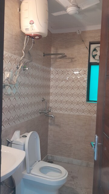 Bathroom in 3 BHK Builder Floor at Unitech South City II, Sector 50 – for Rent