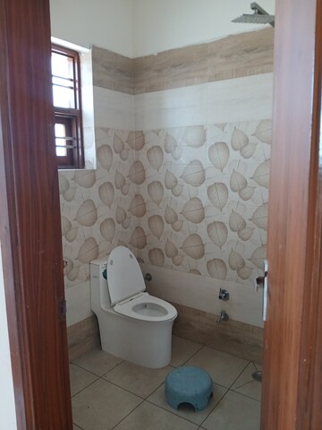 Furnished Amenities in 2.5 BHK Builder Floor at Sector 14 – for Rent