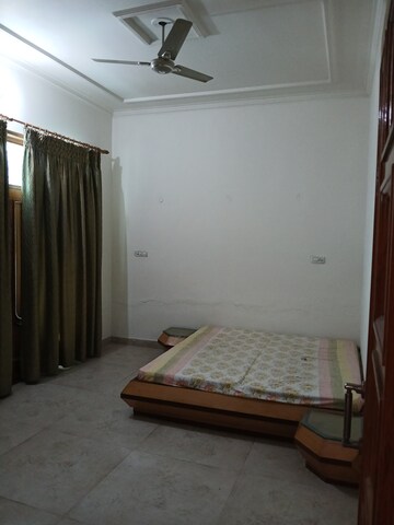 Room in 5 BHK Builder Floor at Sector 14 – for Rent