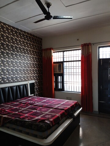 Bedroom in 5 BHK Builder Floor at Sector 14 – for Rent