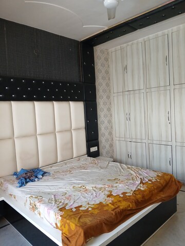 Room in 5 BHK Builder Floor at Sector 14 – for Rent