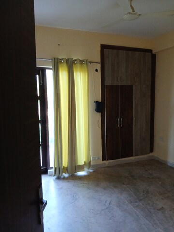 Room in 3 BHK Builder Floor at Sector 9 – for Rent