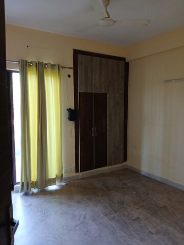 Room in 3 BHK Builder Floor at Sector 9 – for Rent