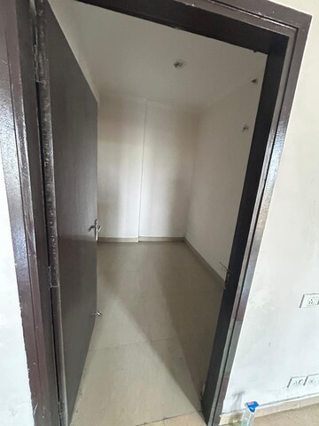 2.5 BHK Apartment For Rent in Amrapali Riverview, Amrapali Leisure Valley