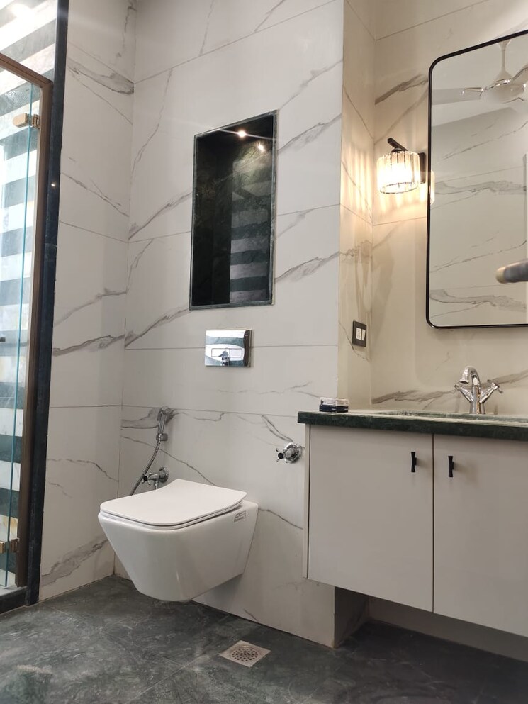 Bathroom, nehru enclave 3 Bedroom 1800 Sq.Ft. Builder Floor In Nehru Enclave Delhi 8403290