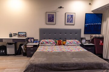 Bedroom in 4 BHK Apartment at Royal Accord Apartments, Andheri East – for Rent