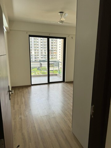 Room in 3 BHK Apartment at Godrej Oasis, Sector 88a – for Rent
