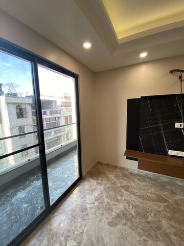 Room in 3.5 BHK Apartment at Paschim Vihar – for Rent