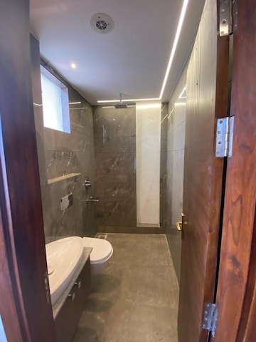 Furnished Amenities in 3.5 BHK Apartment at Paschim Vihar – for Rent