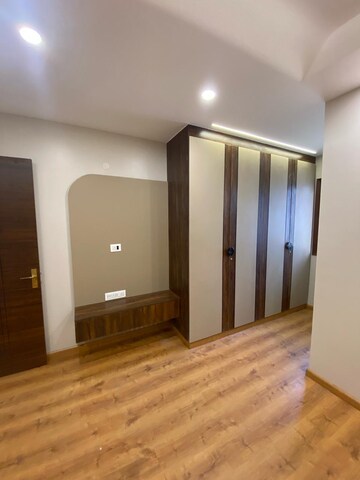 Room in 3.5 BHK Apartment at Paschim Vihar – for Rent