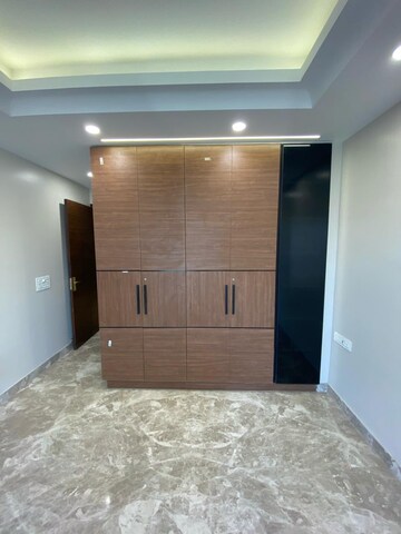 Room in 3.5 BHK Apartment at Paschim Vihar – for Rent
