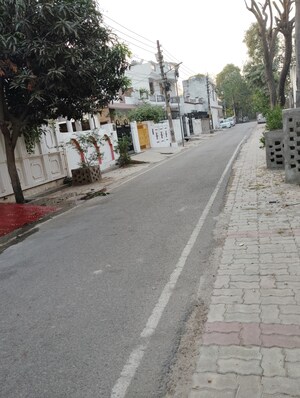 Parking in 4 BHK Independent House at Vikas Nagar – for Sale