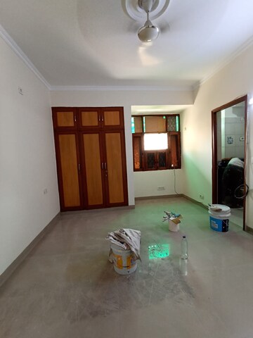 Room in 2.5 BHK Apartment at Paschim Vihar – for Rent