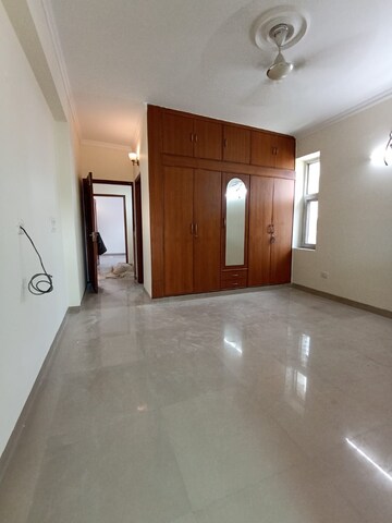 Room in 2.5 BHK Apartment at Paschim Vihar – for Rent
